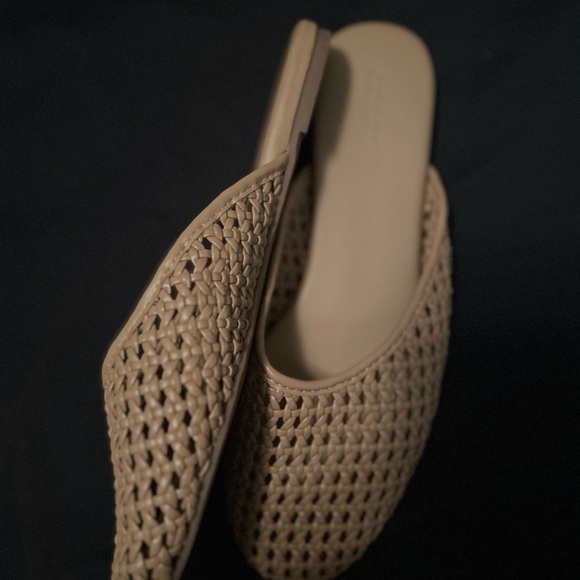 Old Navy Women's Tan Woven Slip-On Shoes - Picture 4 of 5